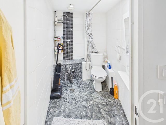Appartement T5 à vendre - 5 pièces - 106.39 m2 - TRAPPES - 78 - ILE-DE-FRANCE - Century 21 Asf Immo