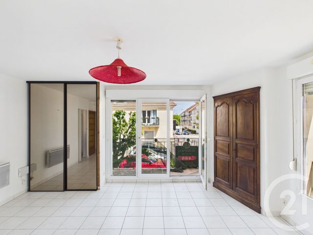 Appartement F3 à vendre - 3 pièces - 64.43 m2 - TRAPPES - 78 - ILE-DE-FRANCE - Century 21 Asf Immo