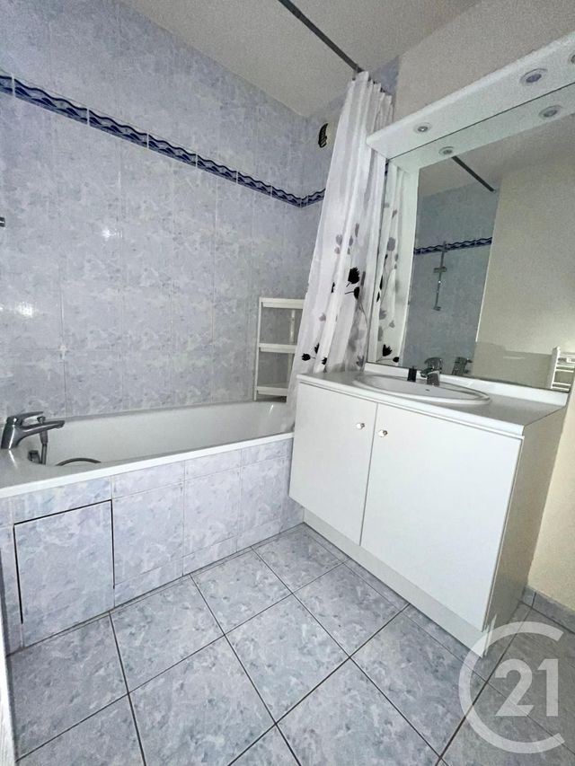 Afficher la photo en grand Appartement F3 à vendre - 3 pièces - 57.5 m2 - TRAPPES - 78 - ILE-DE-FRANCE - Century 21 Asf Immo