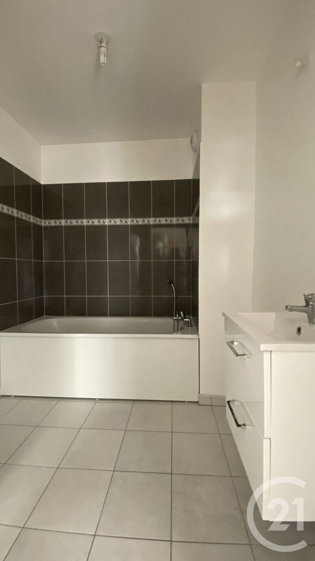 Appartement F3 à louer - 3 pièces - 62.6 m2 - TRAPPES - 78 - ILE-DE-FRANCE - Century 21 Asf Immo