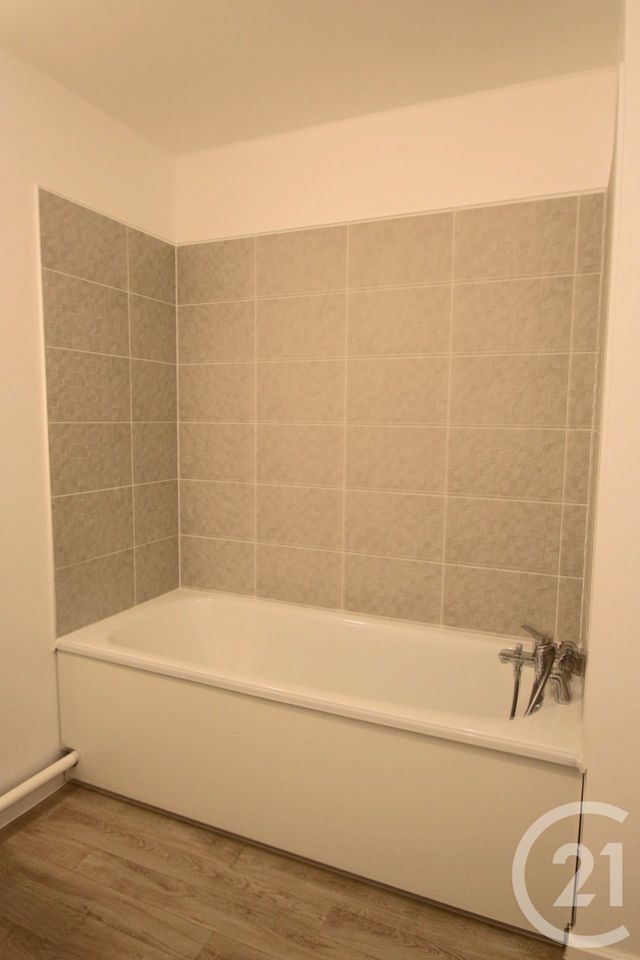 Appartement F2 à louer - 2 pièces - 45.4 m2 - TRAPPES - 78 - ILE-DE-FRANCE - Century 21 Asf Immo