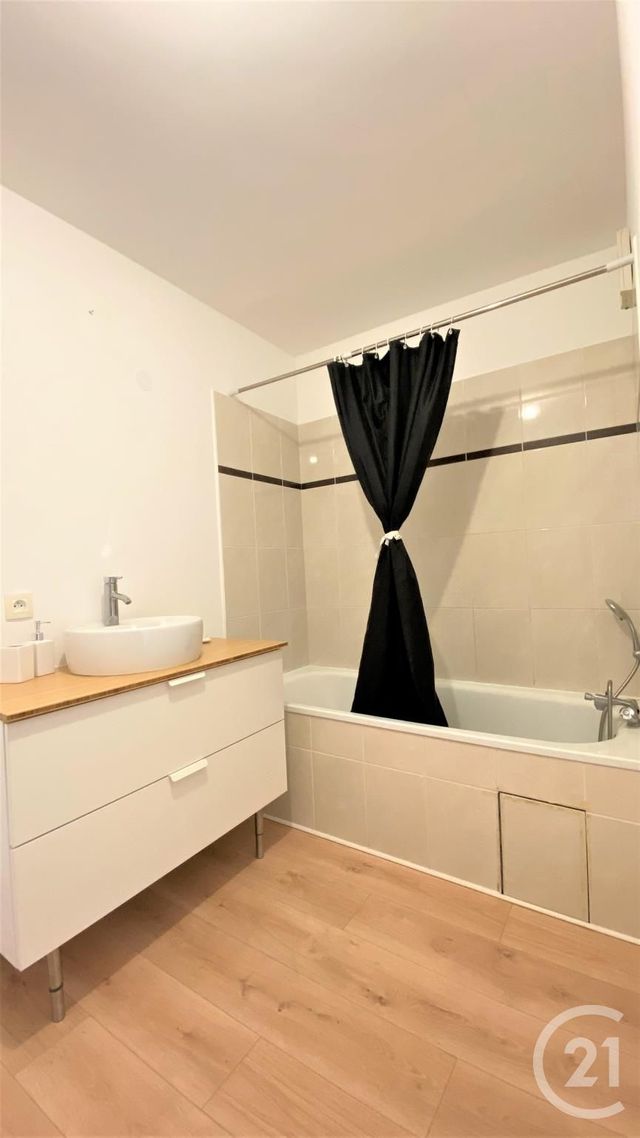 Appartement F2 à louer - 2 pièces - 45.62 m2 - TRAPPES - 78 - ILE-DE-FRANCE - Century 21 Asf Immo