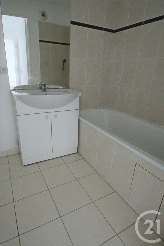 Appartement F2 à louer - 2 pièces - 47.0 m2 - TRAPPES - 78 - ILE-DE-FRANCE - Century 21 Asf Immo