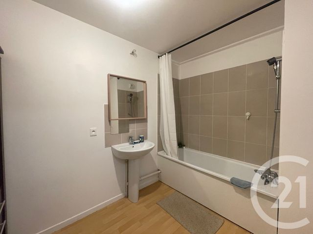 Appartement F3 à louer - 3 pièces - 66.48 m2 - TRAPPES - 78 - ILE-DE-FRANCE - Century 21 Asf Immo