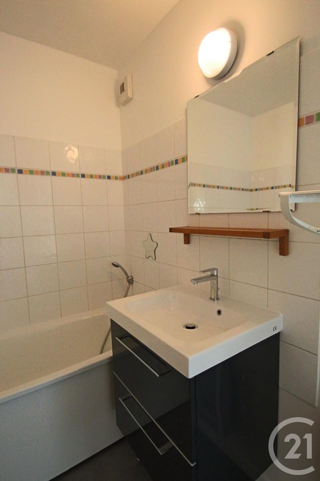 Appartement F3 à louer - 3 pièces - 66.02 m2 - TRAPPES - 78 - ILE-DE-FRANCE - Century 21 Asf Immo